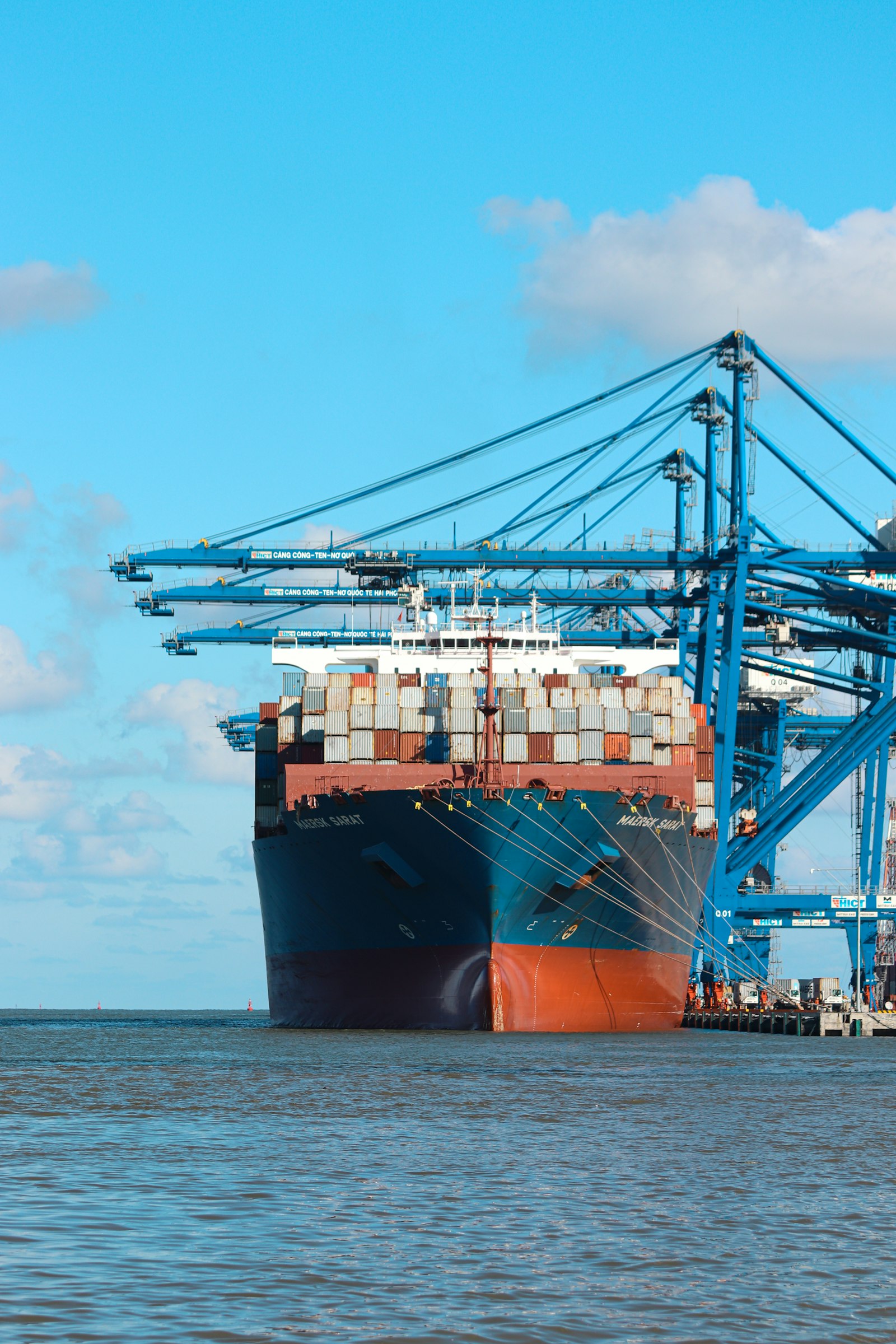 Tug and vessel operations during marine maintenance support